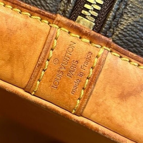 Authentic pre-love Louis Vuitton handbag this is pre-love, but in good condition - Picture 12 of 12